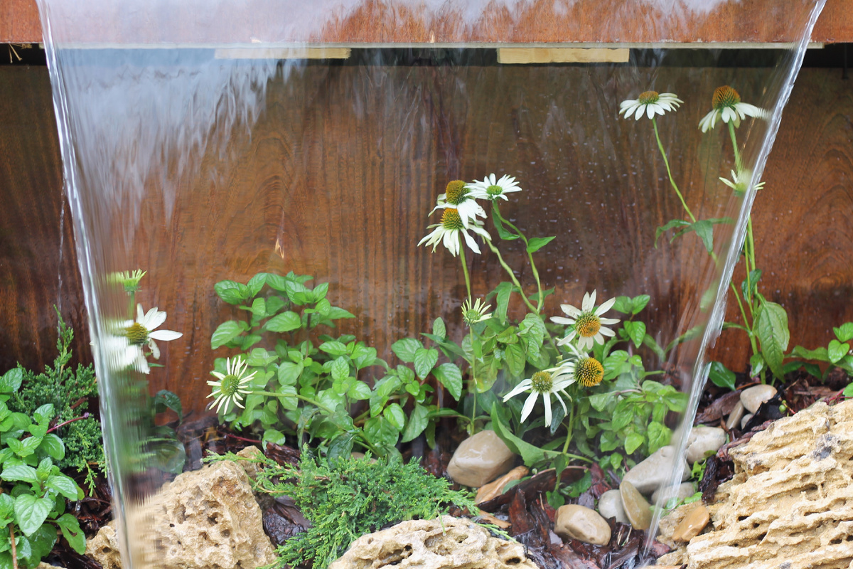 Водичка из-под крышки пианино течет