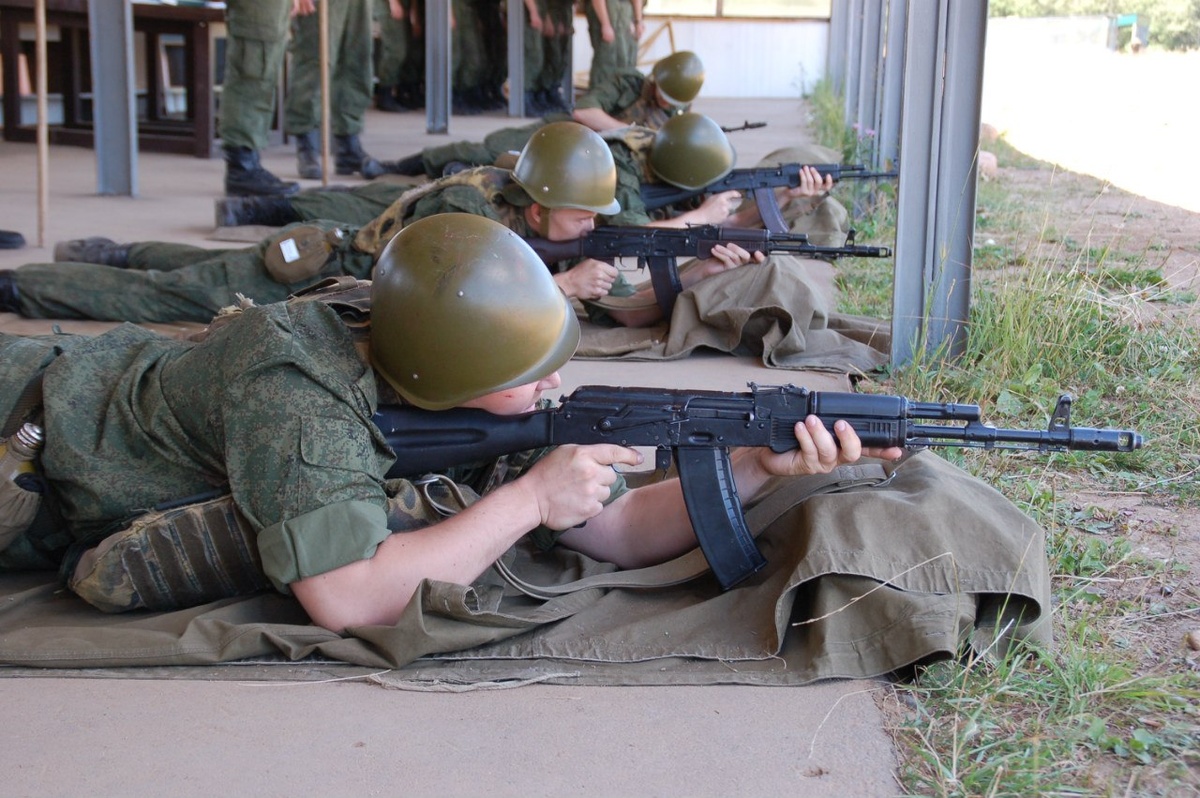 Автор готовится стрелять из АК-74