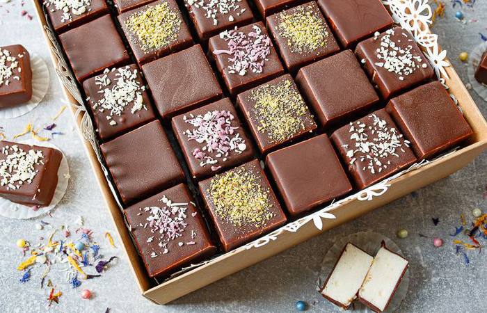 Первые конфеты были придуманы французскими, а затем польскими кондитерами.