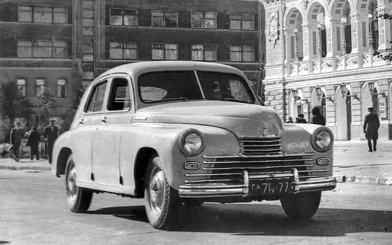 ГАЗ-М20 Победа – автомобиль европейского среднего класса с колесной базой 2700 мм, длиной 4665 мм. Машина имела самую популярную тогда классическую компоновку. Среди аналогов Победа самая тяжелая: снаряженная масса 1420 кг. По дизайну советский автомобиль передовой: обтекаемый профиль и крылья, не выступающие за габариты кузова.