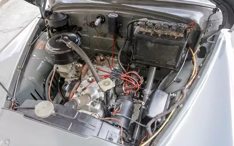 Двигатель ГАЗ-М20 – нижнеклапанный, четырехцилиндровый, рабочим объемом 2,1 л. Развивал 50 л. с. при 3600 об/мин. Степень сжатия – 6,2. В основе конструкции – шестицилиндровый мотор ГАЗ‑11, который скопировали с американского Dodge D5 конца 1930‑х годов.