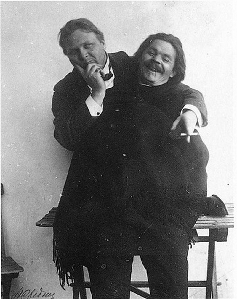 Федор Шаляпин и Максим Горький изображают сиамских близнецов.