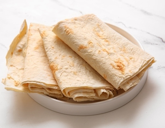 Всего 4 ингредиента: приготовить тонкий лаваш дома проще простого — вот инструкция от шеф-повара