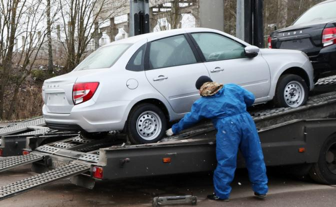 "Гранта" за 300 тысяч рублей? Легко, если ты эфиоп. АвтоВАЗ готовится освобождать склады за счет экспорта, но выгода сомнительна