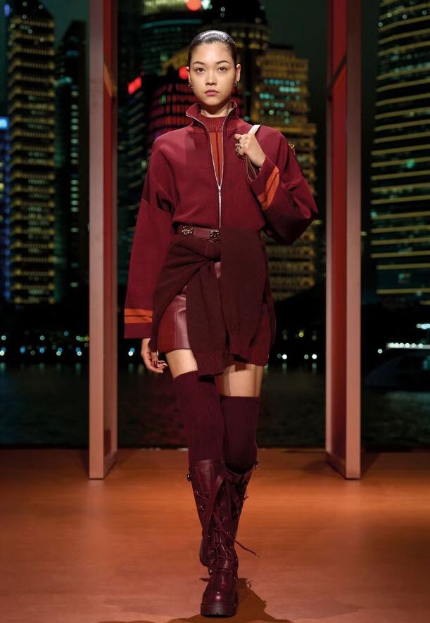 листайте галерею бордовой обуви