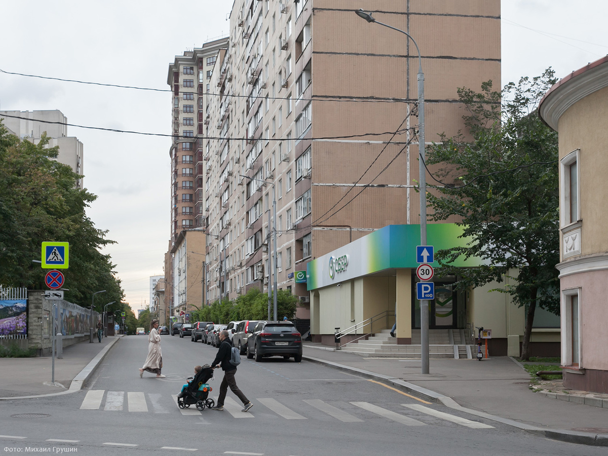 Большой Тишинский переулок. Вид от Большой Грузинской улицы. 22 августа 2025 года. Фото: Михаил Грушин. Направление съёмки: запад