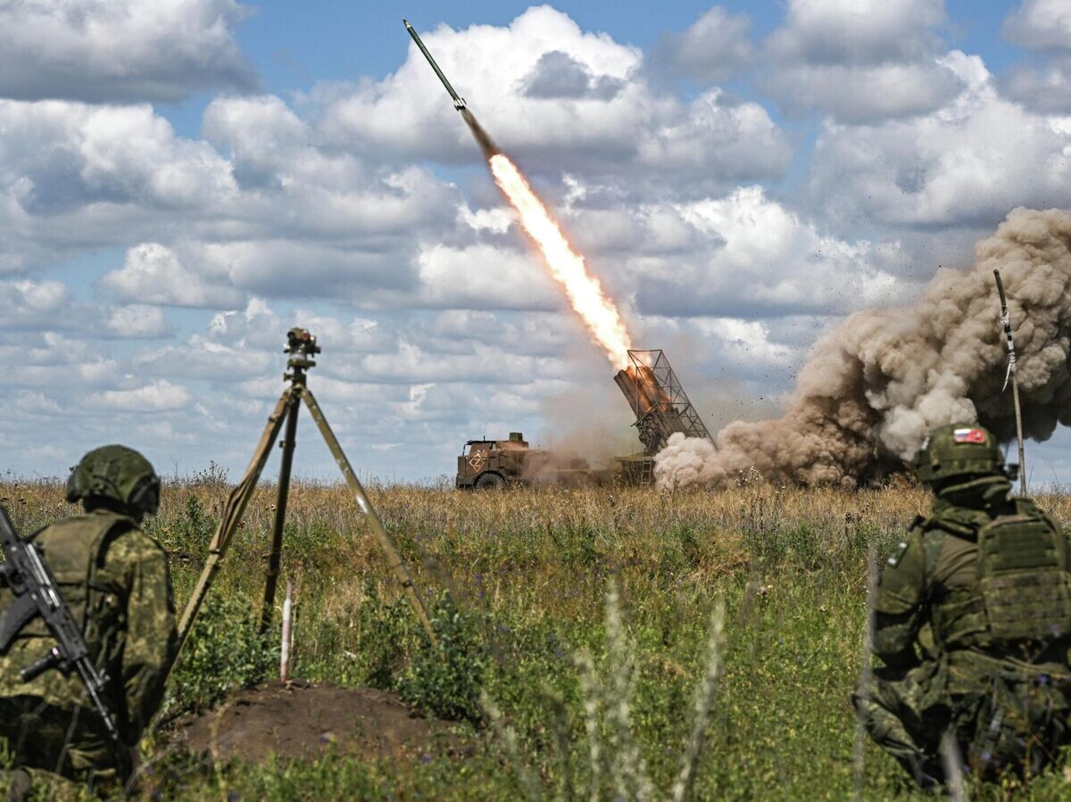    Боевая работа расчета установки РСЗО "Ураган"© РИА Новости / Сергей Бобылев