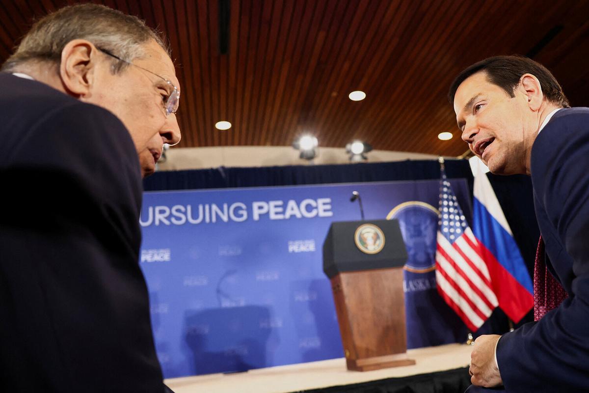 Министр иностранных дел России Сергей Лавров и госсекретарь США Марко Рубио перед пресс-конференцией президента США Дональда Трампа и президента России Владимира Путина на военной базе Эльмендорф - Ричардсон на Аляске, 16 августа 2025 года    📷