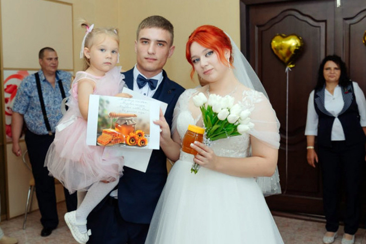    Новобрачным вручают баночку меда. Фото Управления по делам ЗАГС НСО