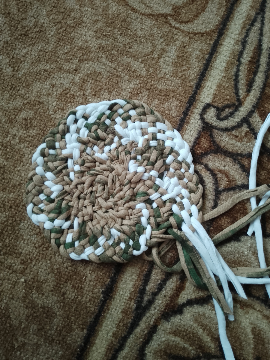 Серединку сделала на четырех монохромных драночках . А затем добавила четыре белых. Моя ошибка в том, что маленькую серединку сделала, и сразу начала придерживаться цвета при добавлении дранок и убавках в плетении. Можно было центр плести с убавками, но не придерживаясь  цвета. 