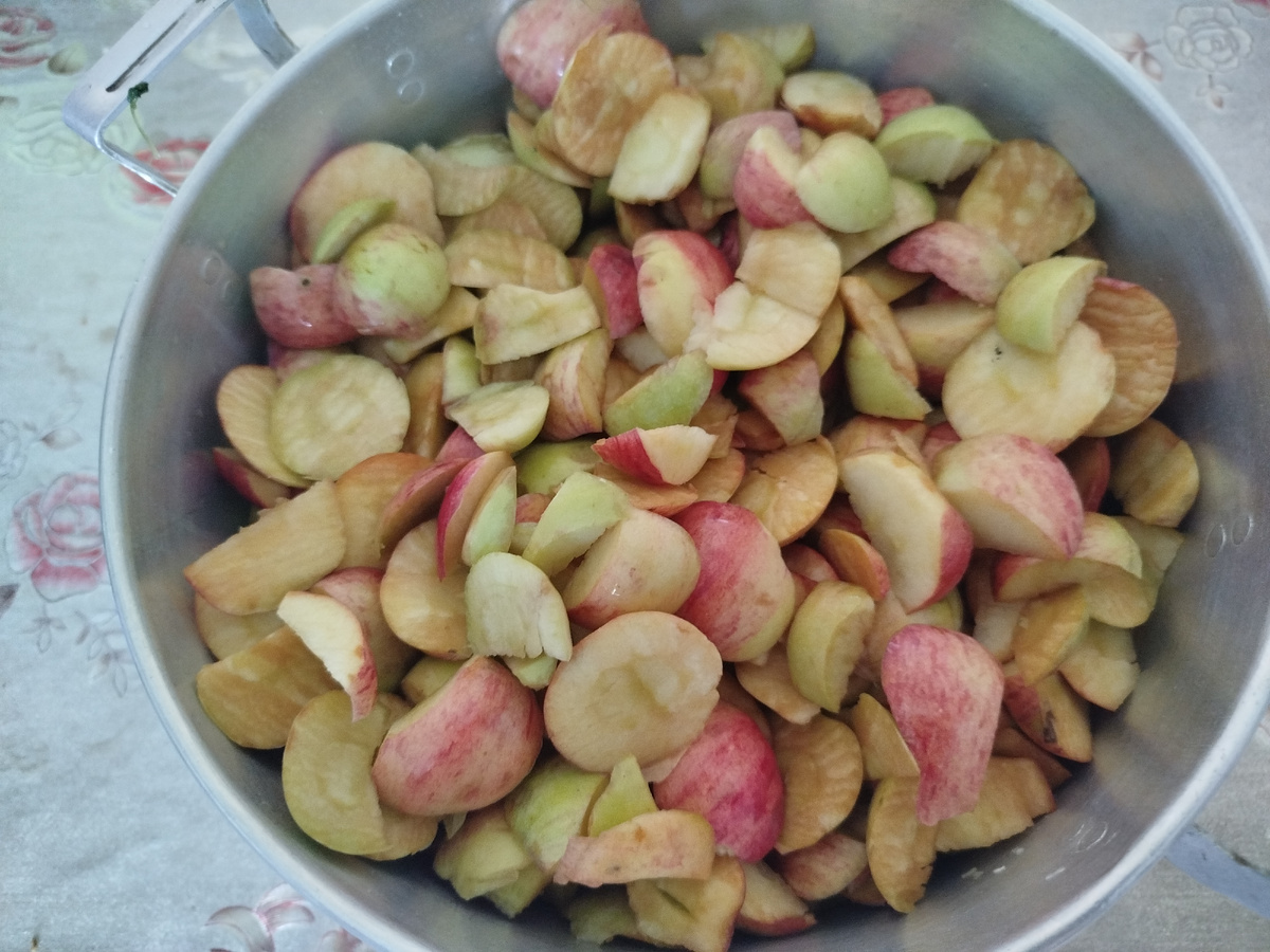 Нарезать яблоки