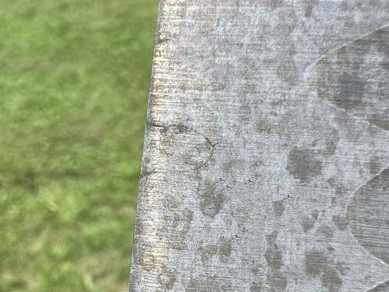 Лёгкое травление хлоридом железа показало дефекты сварки на этом дамаске.