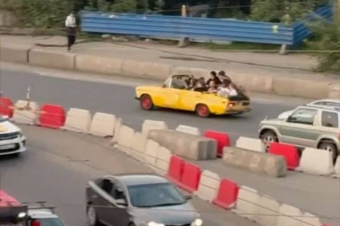В Новосибирске полицейские устроили погоню за школьниками на кабриолете