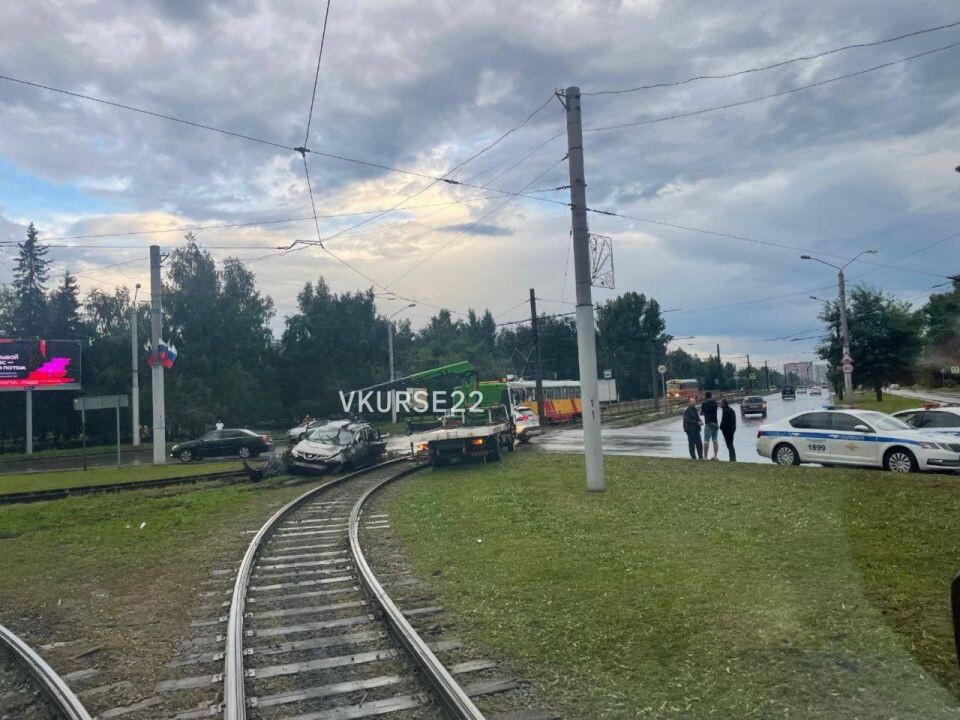    ДТП на кольце улиц Малахова и Антона Петрова. Источник: "В курсе 22"