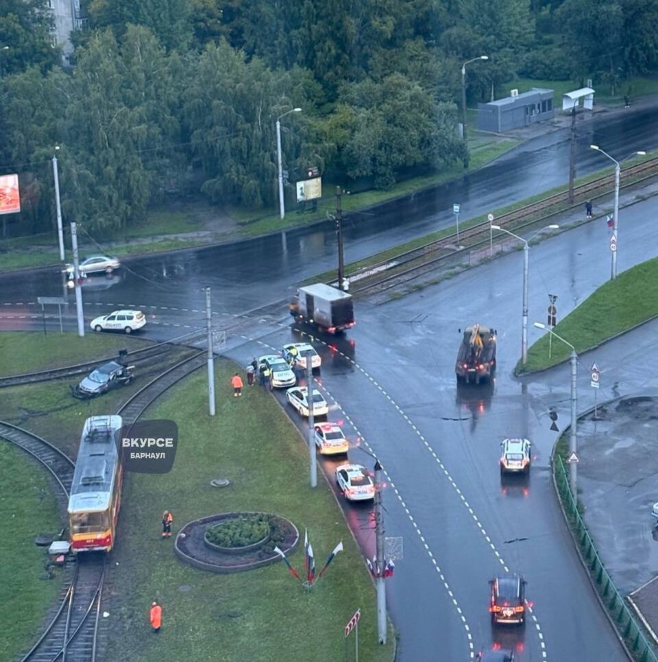    ДТП на кольце улиц Малахова и Антона Петрова. Источник: "В курсе 22"