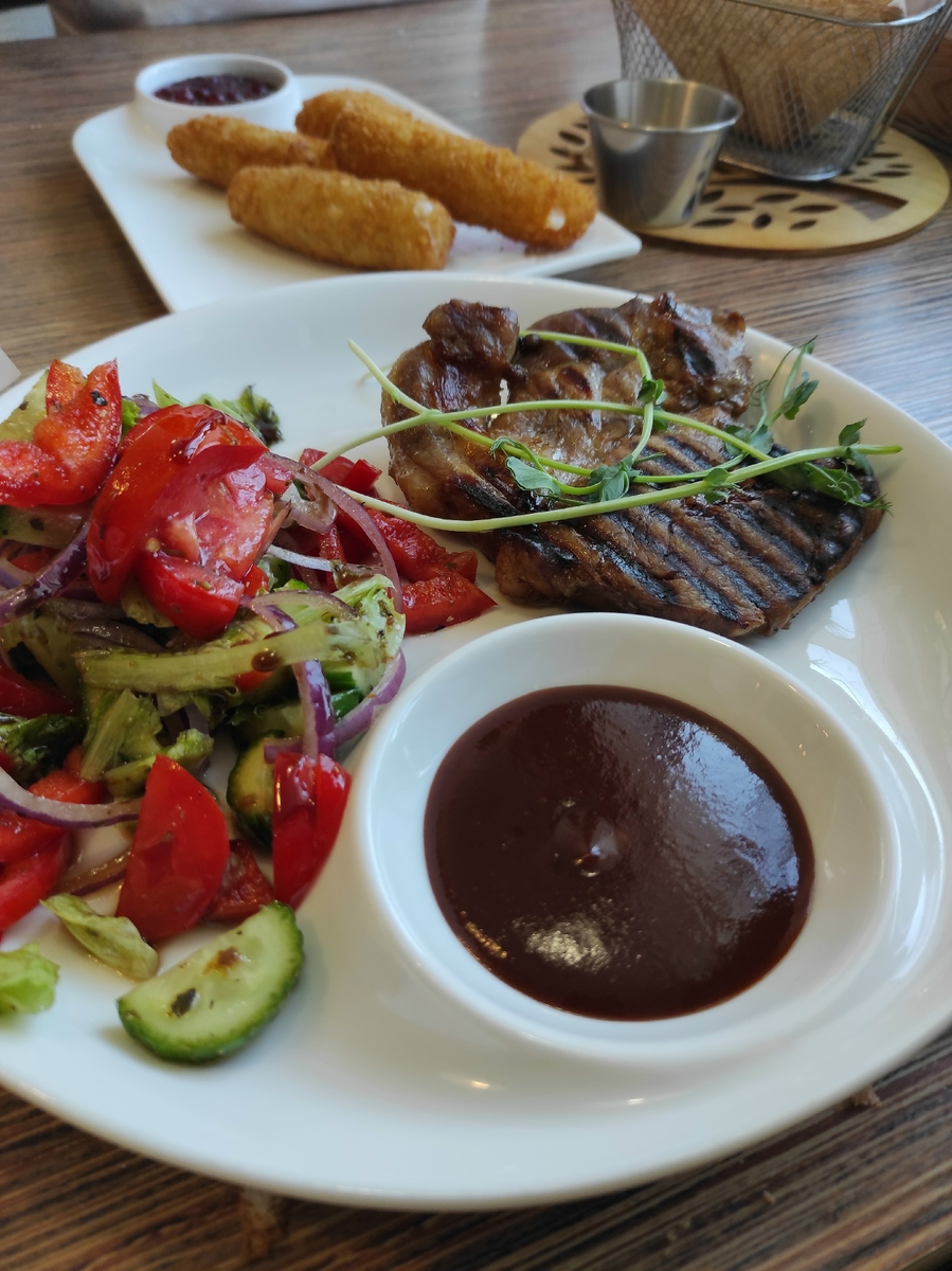 По-деревенски- это кусок мяса, но в меню другое название