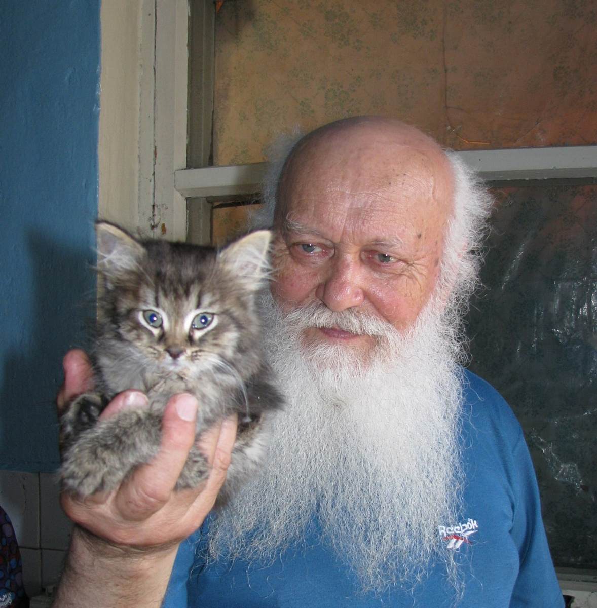 Отец Борис дома с любимым питомцем