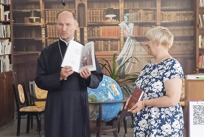 
Иеромонах Андрей Бартов передаёт книгу в дар директору Кунгурской библиотечной системы Светлане Матвеевой