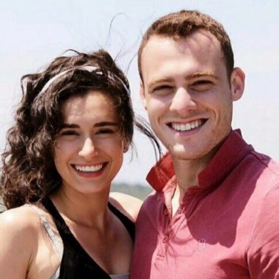 Ханде Догандемир, Керем Бюрсин. Кадр из фильма в "Ожидании солнца"