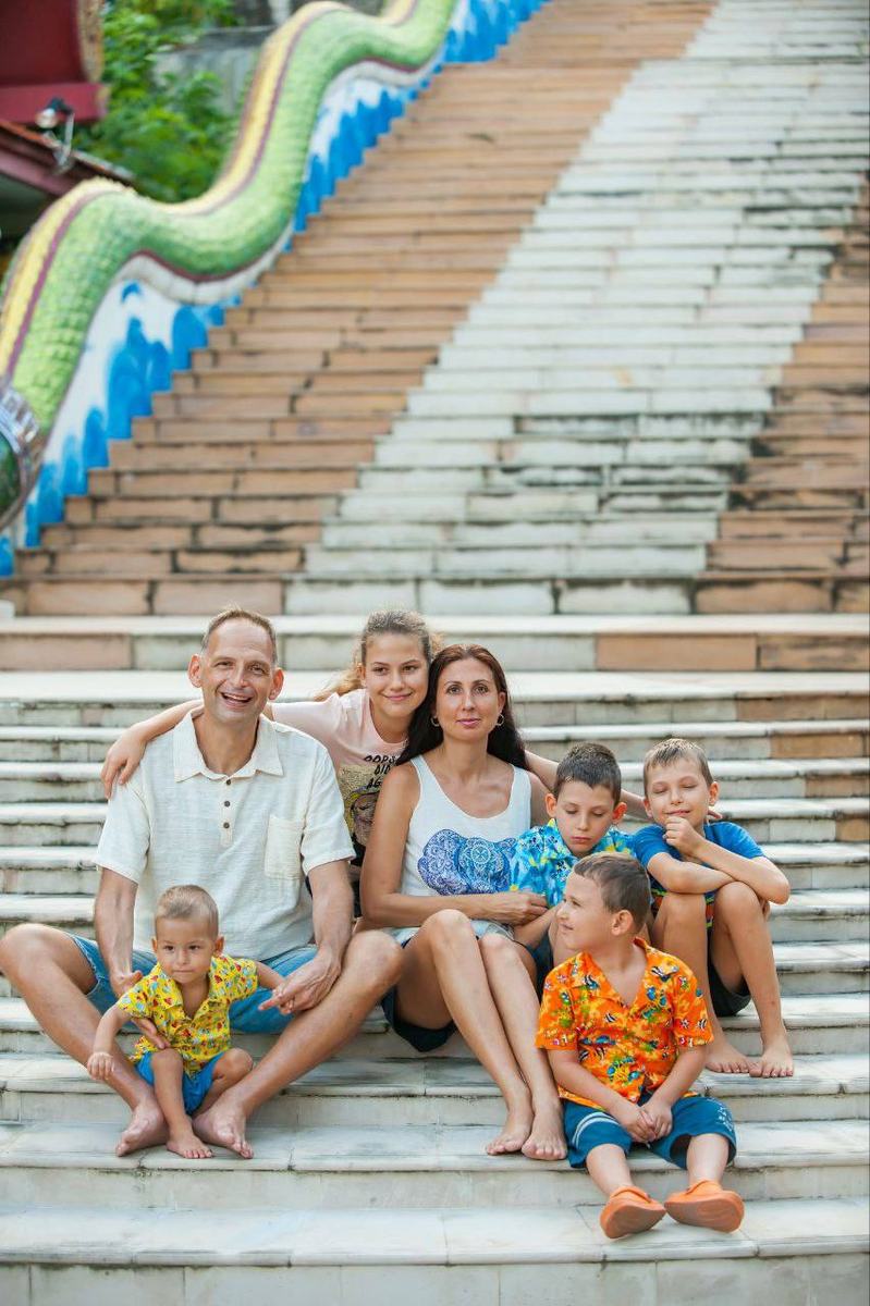 Плюс сын Артура, который живет в Питере, и дочь во Вьетнаме. 