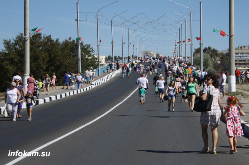    Перед началом арбузного шествия через Бородинский мост (из архива ИНФОКАМа)