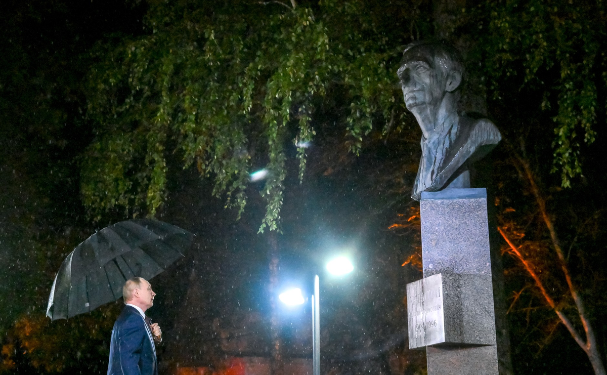 Путин у памятника академика Харитона -- одного из создателей атомной бомбы в СССР