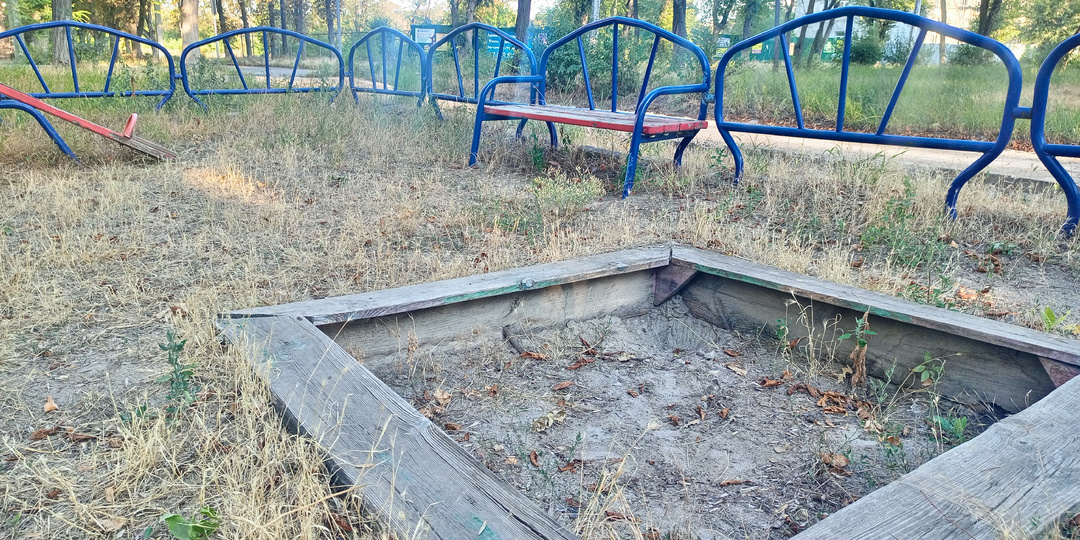 Туристы на руинах / Цены на недвижимость