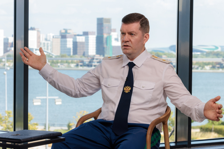    Суяргулов дал два намека. Во-первых, что иск будет готов к середине 2026 года. А во-вторых, намекнул на то, что приватизация активов согласовывалась не только в Казани, но и в федеральных центрах.   
Фото: «БИЗНЕС Online»