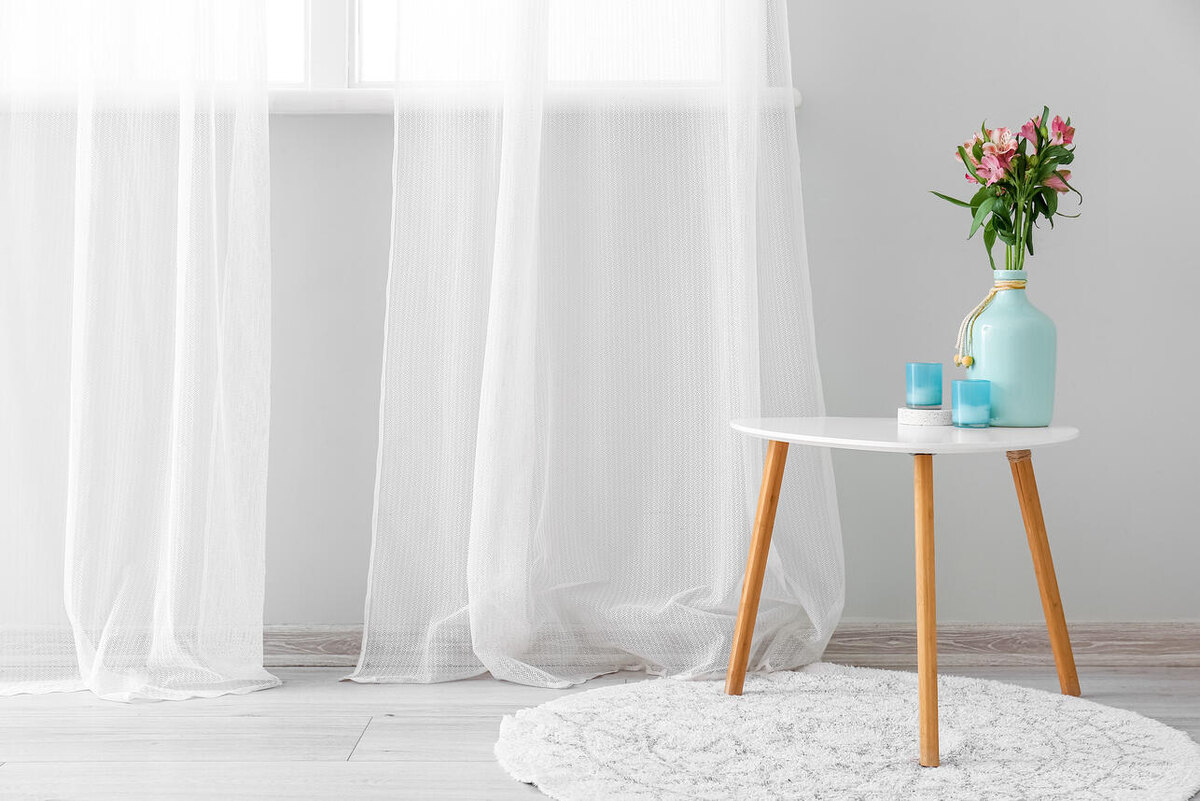    Белые шторы 123RF/legion-media.ru