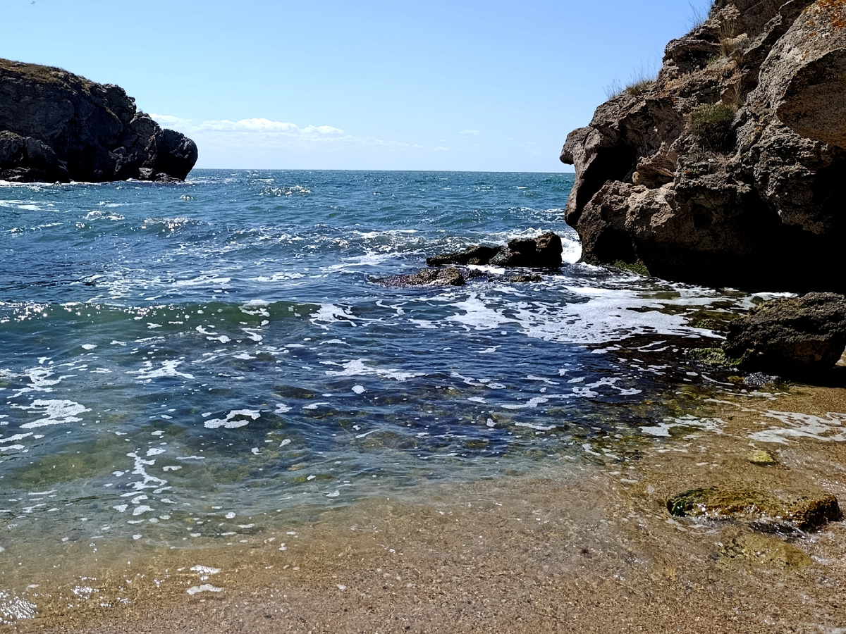 Пляж в одной из бухт в Щёлкино. Фото автора. 