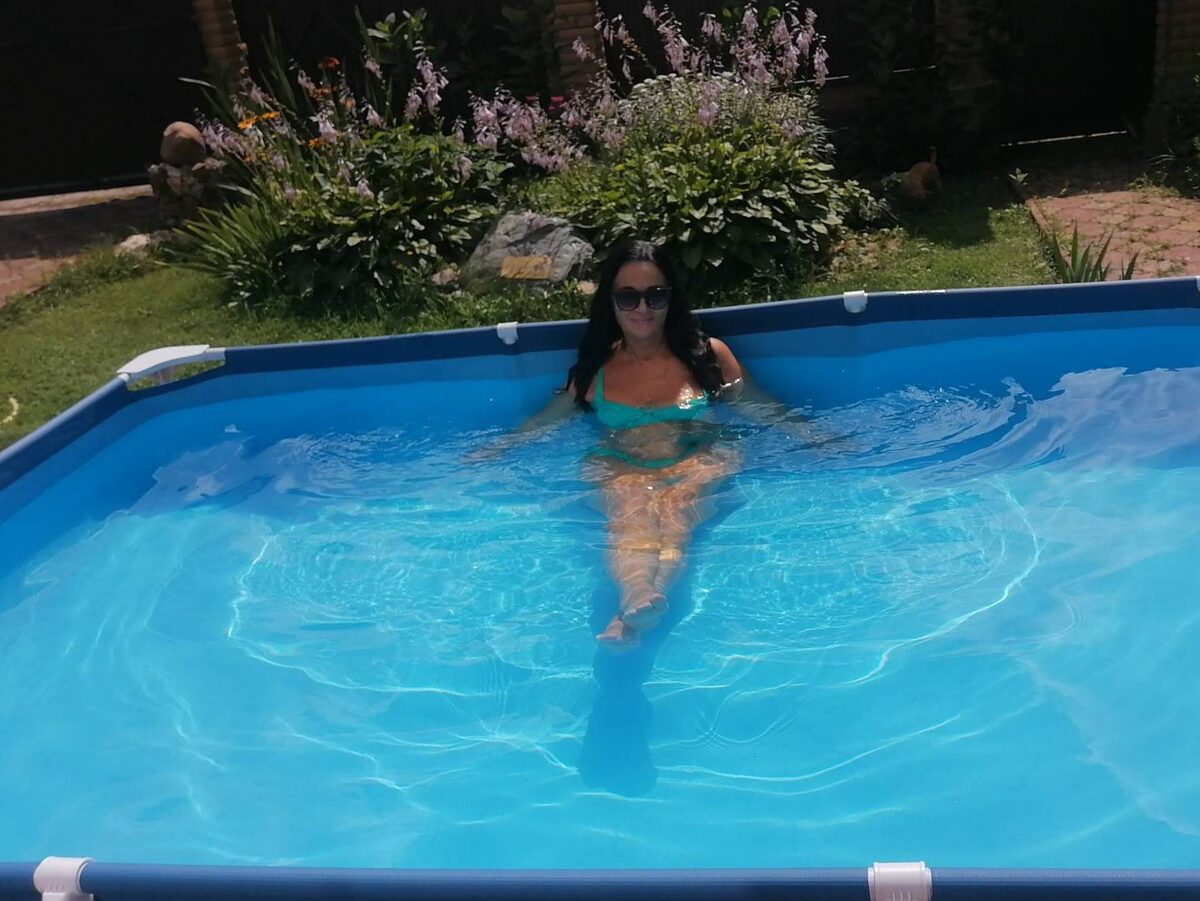 В жаркую погоду спасает бассейн