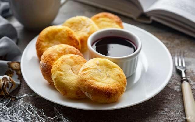 Приготовьте сырники в аэрогриле — это полезно и вкусно. Такие сырники отлично разнообразят рацион детского питания. Подайте их с шоколадным или вишневым сиропом и не заметите, как будет все съедено!