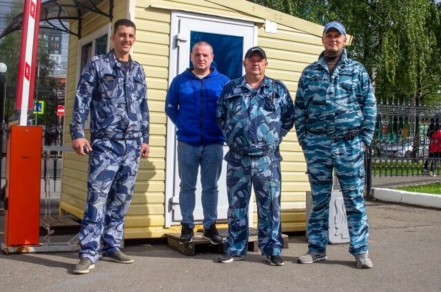    Один из охранников на руках отнёс девочку к врачам. Фото: Кировская областная клиническая больница