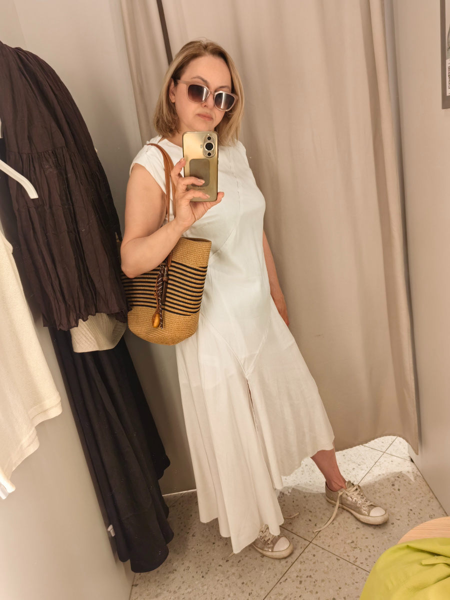 Не "Василёк", конечно, но я осталась недовольна. Задумка платья мне понравилась, исполнение - увы... 