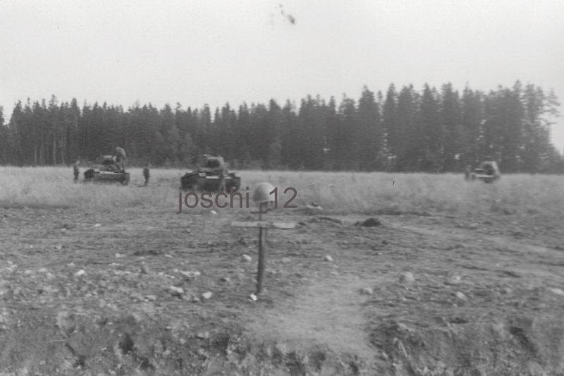 Танки Т-26 из 1-й Краснознаменной танковой дивизии. Мотчино, август 1941 года