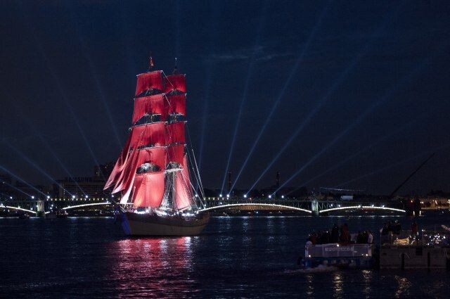    Вымышленный парусник стал реальностью для петербуржцев.