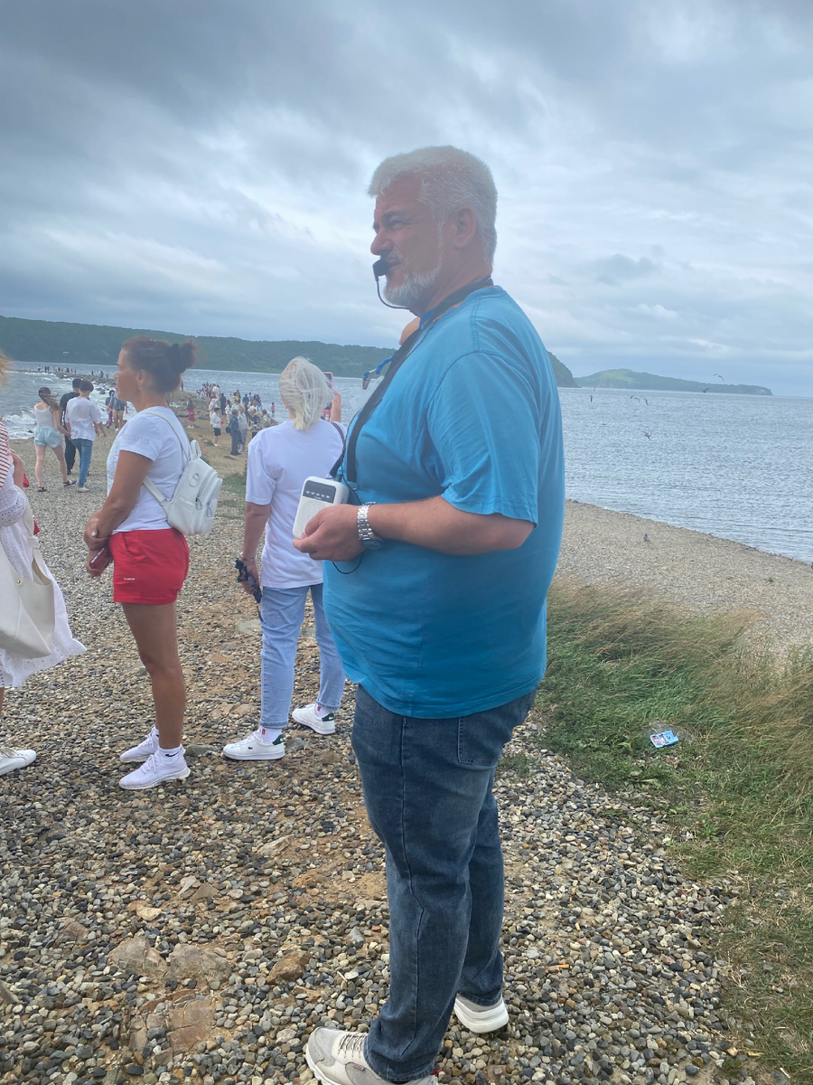 Экскурсовод Дмитрий, надеюсь не обидится на меня за не очень качественное фото, он красавчик