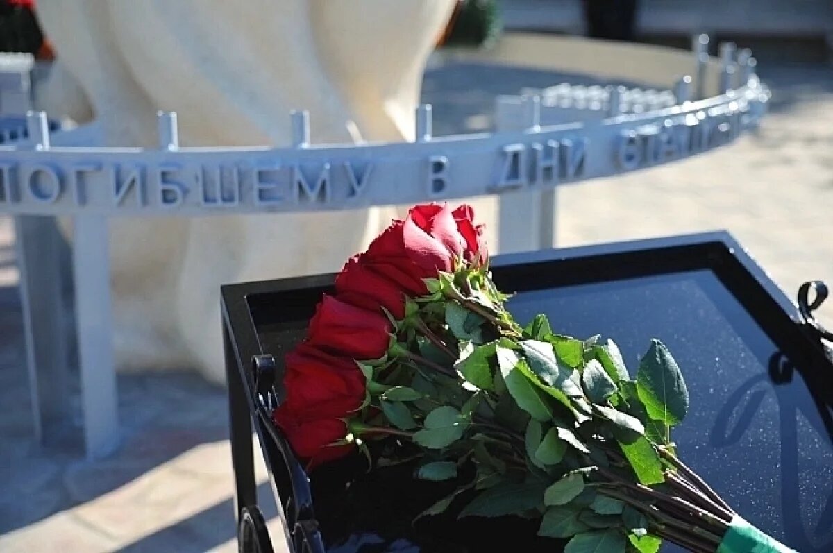    Губернатор Бочаров почтил память жертв варварской бомбардировки Сталинграда