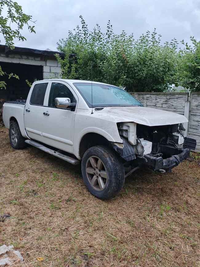 Nissan Titan стоит у владельца без движения, чтобы в любой момент предстать перед автоэкспертами