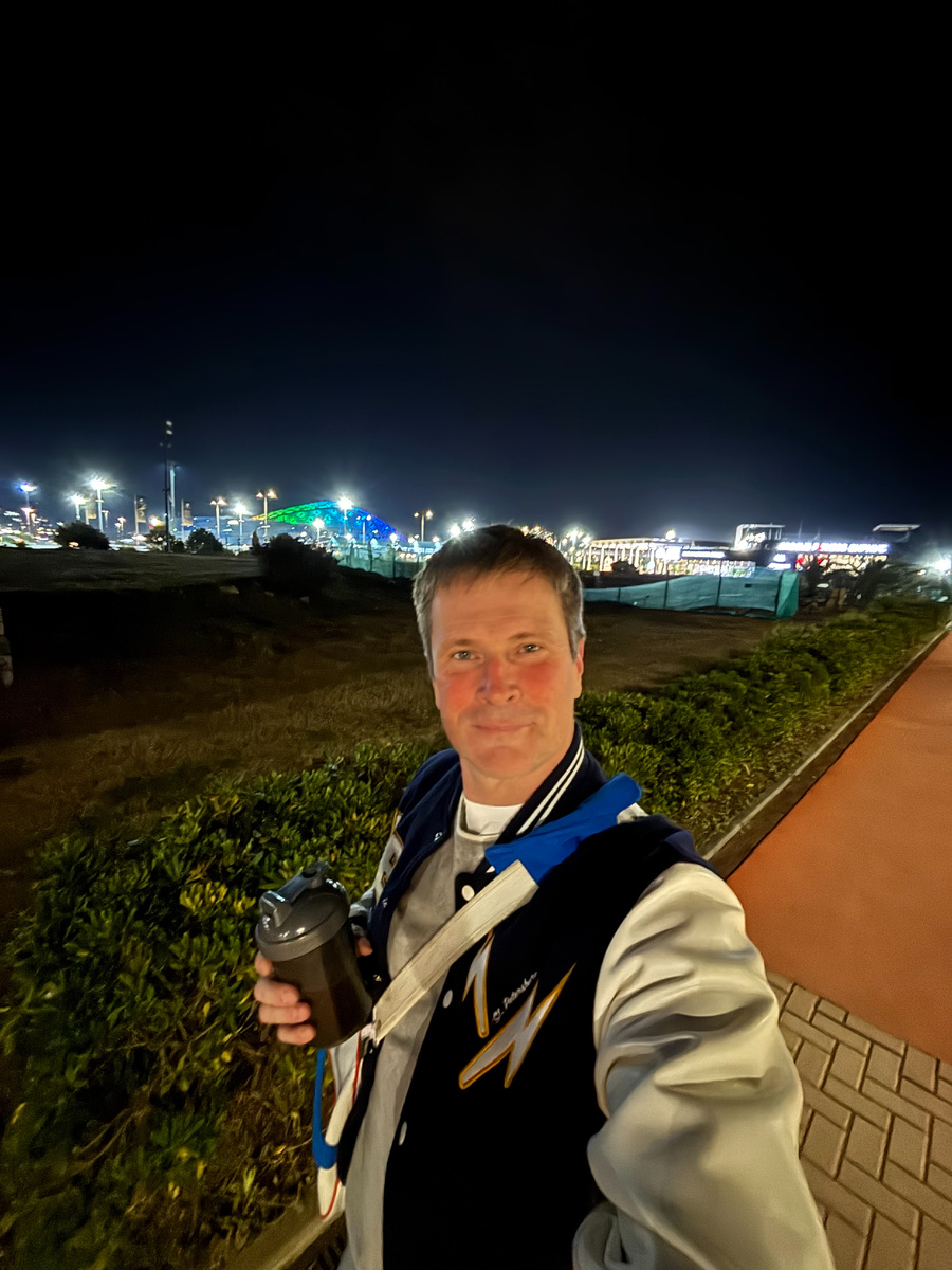 Когда то и мне, работа риэлтором казалась чем-то сложным и не реальным. Но на самом деле, если у тебя есть смартфон, и голова на плечах, то никаких трудностей быть не может! Работа риэлтором, как и любая другая, требует выполнять определённый набор действий. Набор простых действий, чтобы оказывать услуги по продаже и покупке квартир, для клиентов. Всё очень просто. А заработок риэлтора, по-сути, неограничен. Читай мой канал, учись и вдохновляйся. Если я смог в 48 научиться зарабатывать с нуля, то и у тебя получится! 
