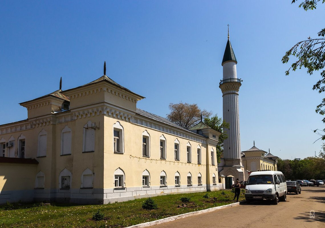 На территории архитектурного комплекса — мечеть, минарет и жилые корпуса