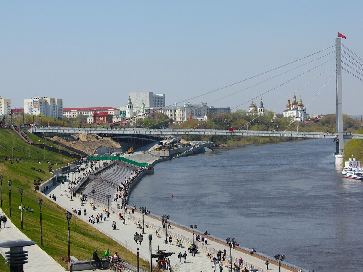 Вид на набережную Туры и вантовый Мост влюблённых, который соединяет две части города. DMyshkin/CC BY-SA 4.0