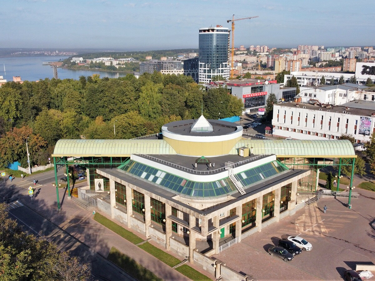 Музей Калашникова. На заднем плане Ижевский пруд. Фото: Vyacheslav Bukharov.CC BY-SA 4.0
