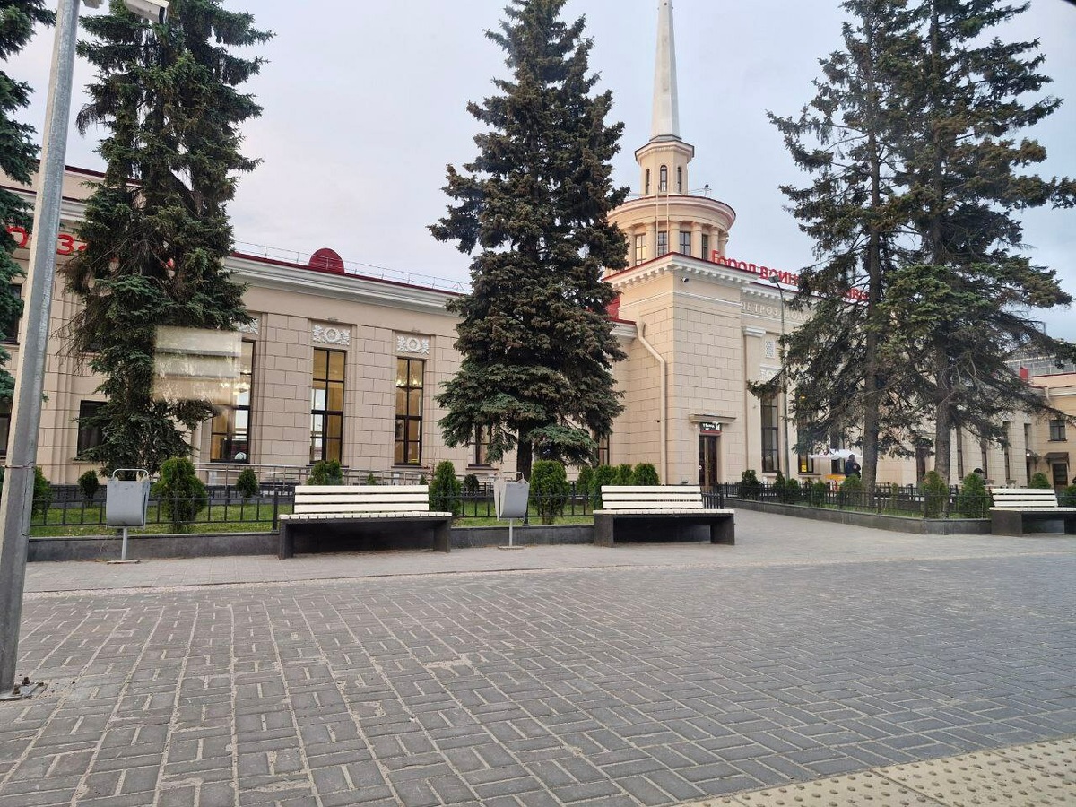 Железнодорожный вокзал Петрозаводска — именно сюда приезжают поезда из Москвы, Петербурга, Мурманска