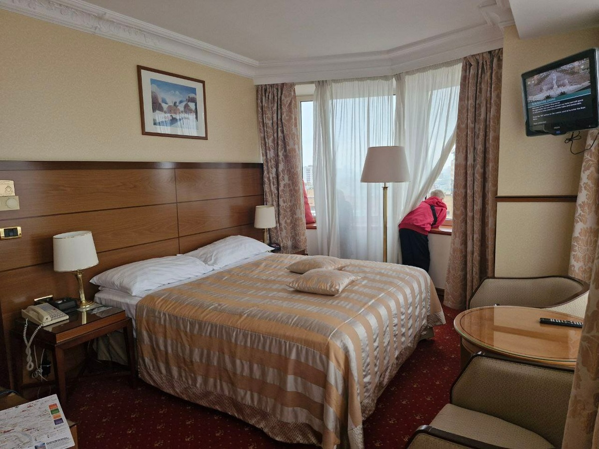 Номера в отеле «Золотое кольцо» — классика в лучшем смысле слова. Интерьеры спокойные, уютные: мягкие ковры, тёплые тона, плотные шторы — сразу хочется заварить чай и просто посидеть у окна. В номере есть всё, что нужно: кондиционер, телевизор, чайник, сейф. В ванной — мягкие полотенца, халаты, косметика, фен