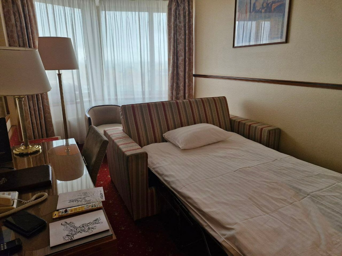 Дети спали на раскладном диване — удобный и комфортный. За ним стоит столик с чайной станцией