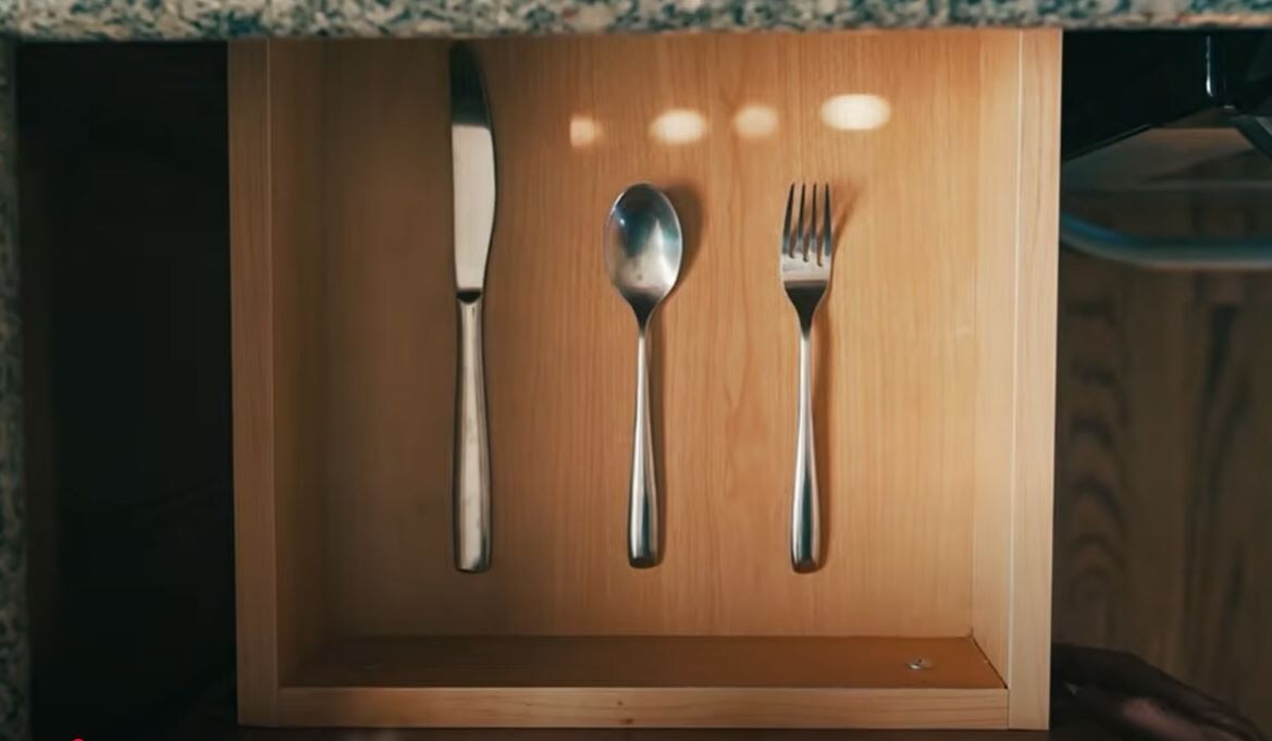 Так представляют себе минимализм люди, которые не удосужились даже загуглить как дело обстоит на самом деле.