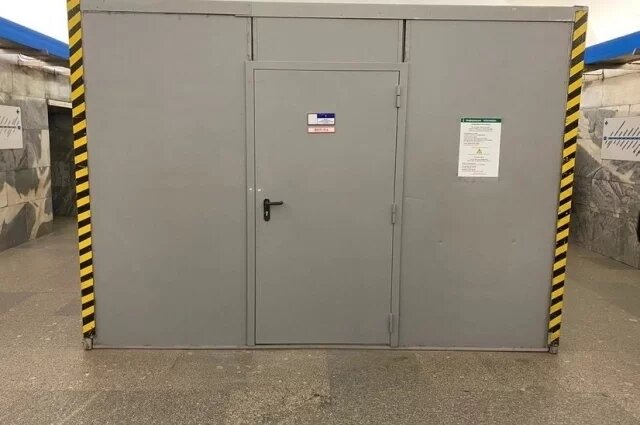    Для чего на станциях метро ставят большие боксы посреди платформ?