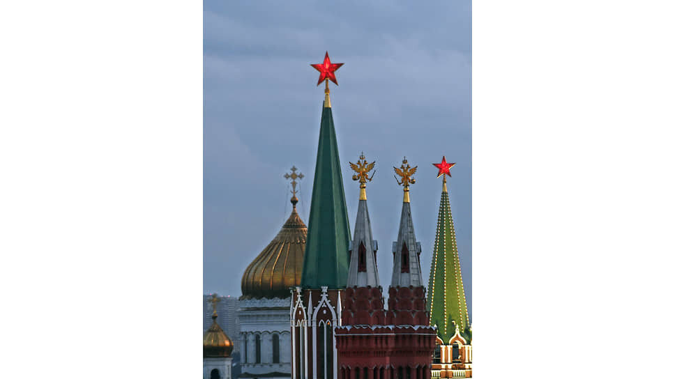 «Рубиновые» звезды и позолоченные орлы уже давно и привычно соседствуют в небе над центром Москвы.📷Фото: Дмитрий Лебедев / Коммерсантъ
