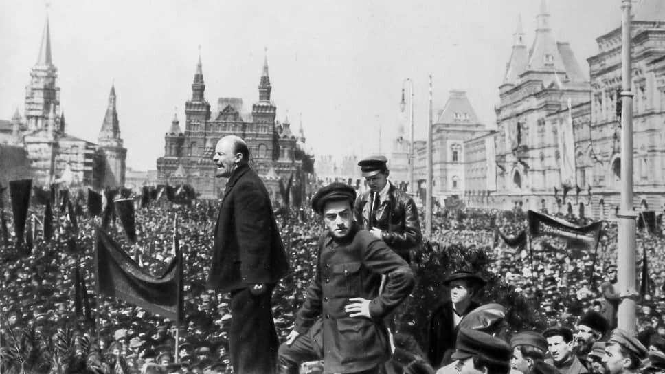 Владимиру Ленину приходилось нести коммунистические идеи в массы под сенью нескольких двуглавых орлов.📷Фото: Фотоархив журнала «Огонёк»